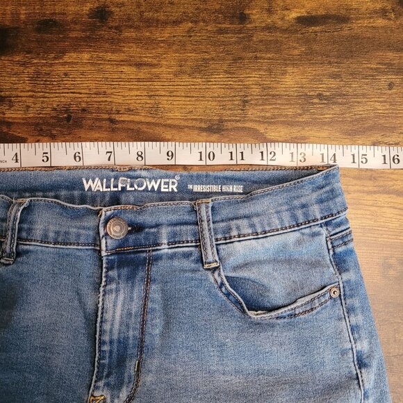 Wallflower Denim Shorts Size 11 Irresistible High Rise Cuffed Medium Light Wash - Picture 4 of 8